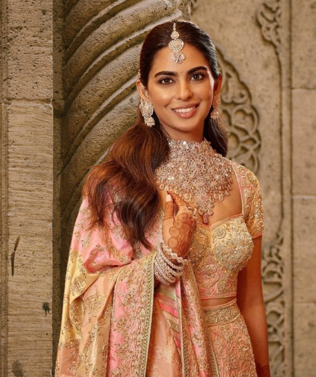 Isha_Ambani_wears_a_marvelously_matching__Rangkat__-removebg-preview